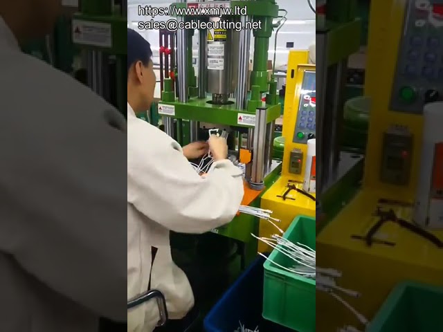 Mała Pionowa Wtryskarka do Formowania PVC Wtyczek i Złączy - Overmolding